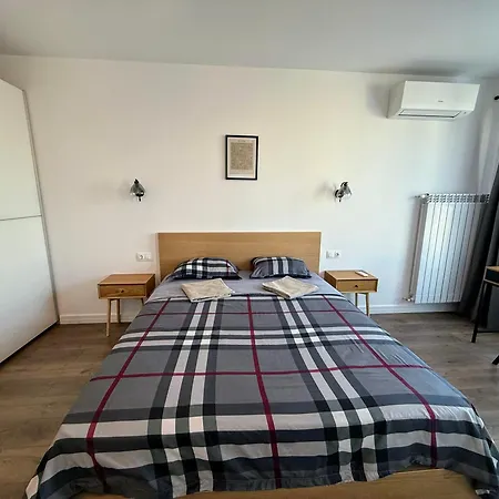 Premium 2 Bedroom - Free Garage - Walk To Vitosha - 2 Bathrooms - New Building Daire