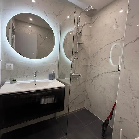 Modern 2 Bedroom - 2 Baths - Private Garage Free In Center