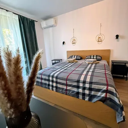 Modern 2 Bedroom - 2 Baths - Private Garage Free In Center