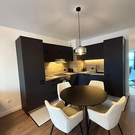 Modern 2 Bedroom - 2 Baths - Private Garage Free In Center 아파트 *